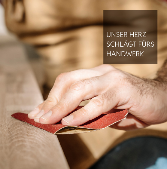 Nahaufnahme Hand mit Schleifpapier auf Holz