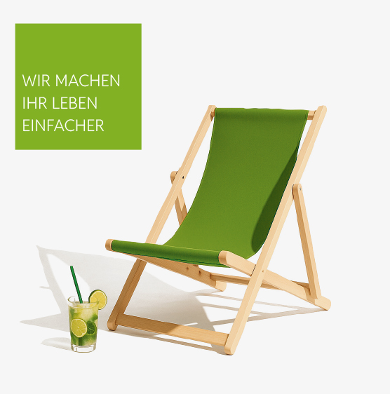 Liegestuhl aus Holz mit Cocktail