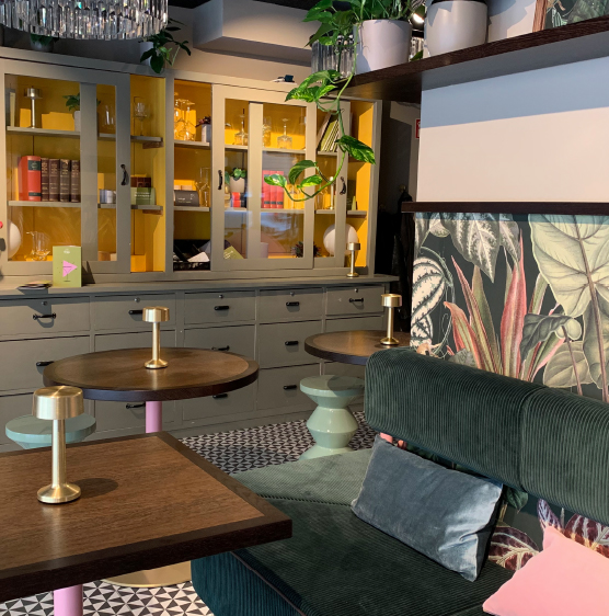 Cafe-Einrichtung mit Tischen und gepolsteter Sitzbank aus Holz
